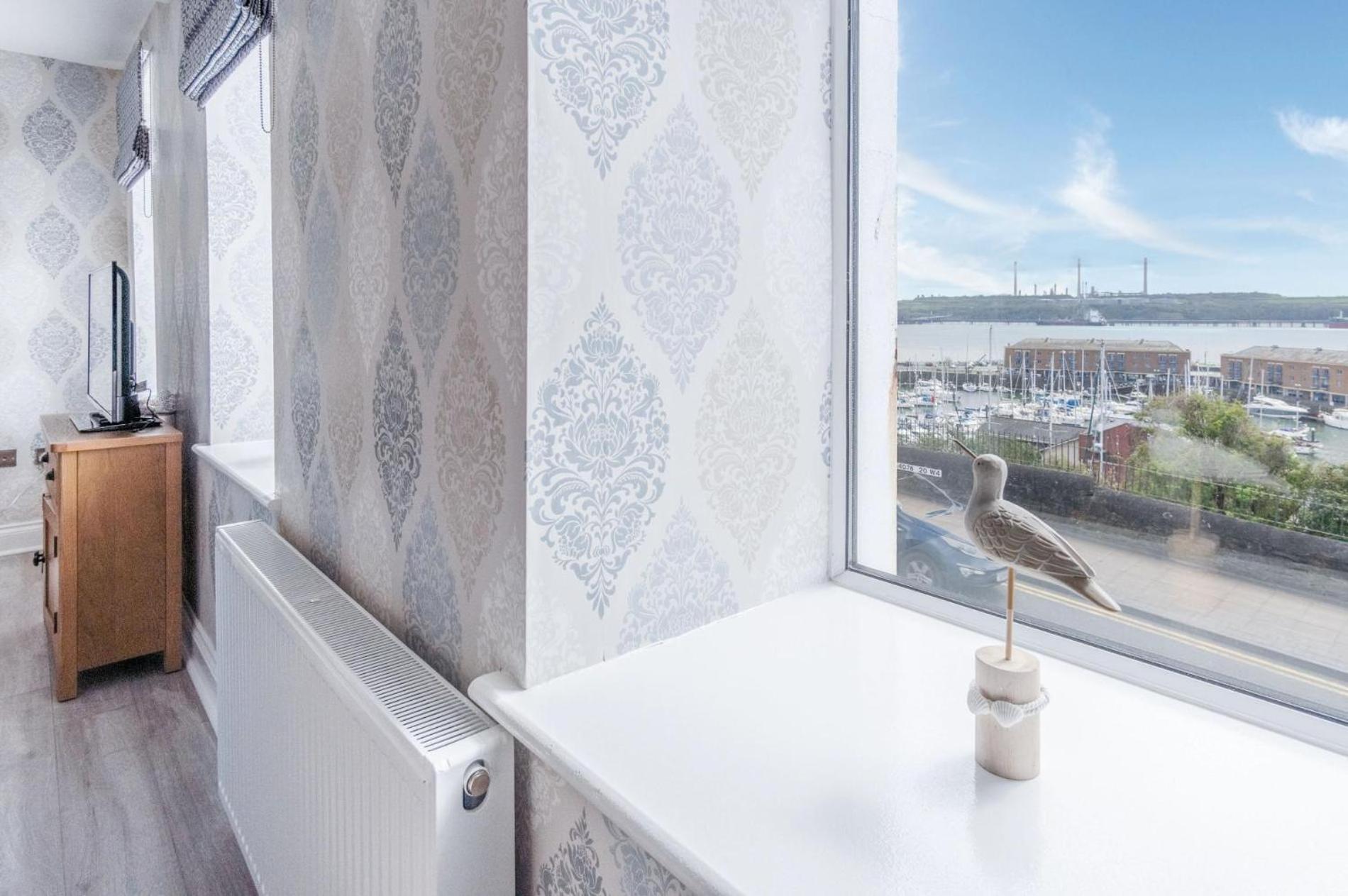 Harbour View - 2 Bedroom Apartment - Милфорд-Хейвен Экстерьер фото
